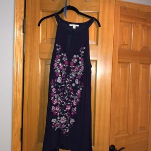 Sleveless Dress With Flower embroider On front